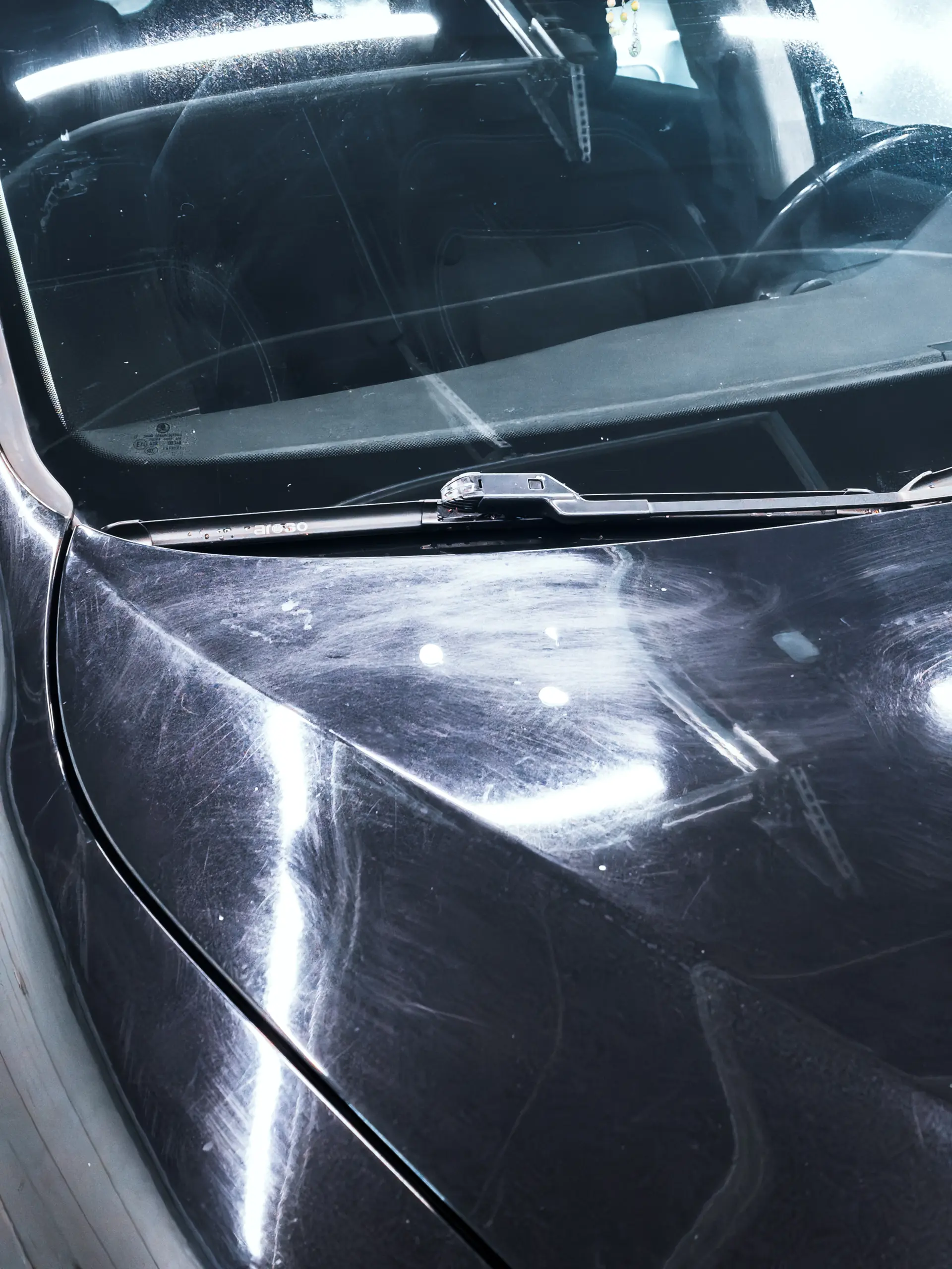 Poškrábaný lak auta Škoda Superb 2