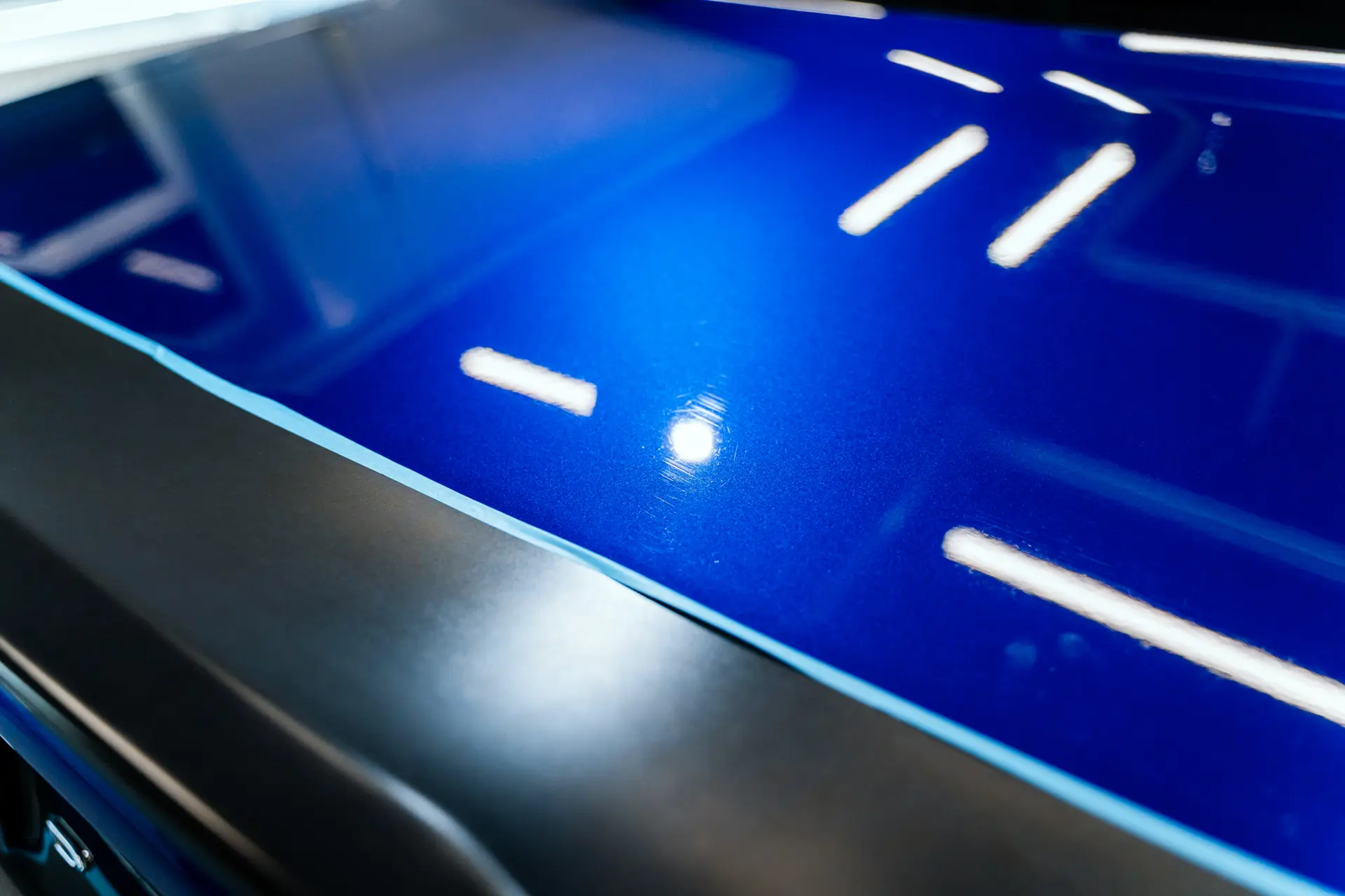 Detailní ruční práce na hranách a zákoutích