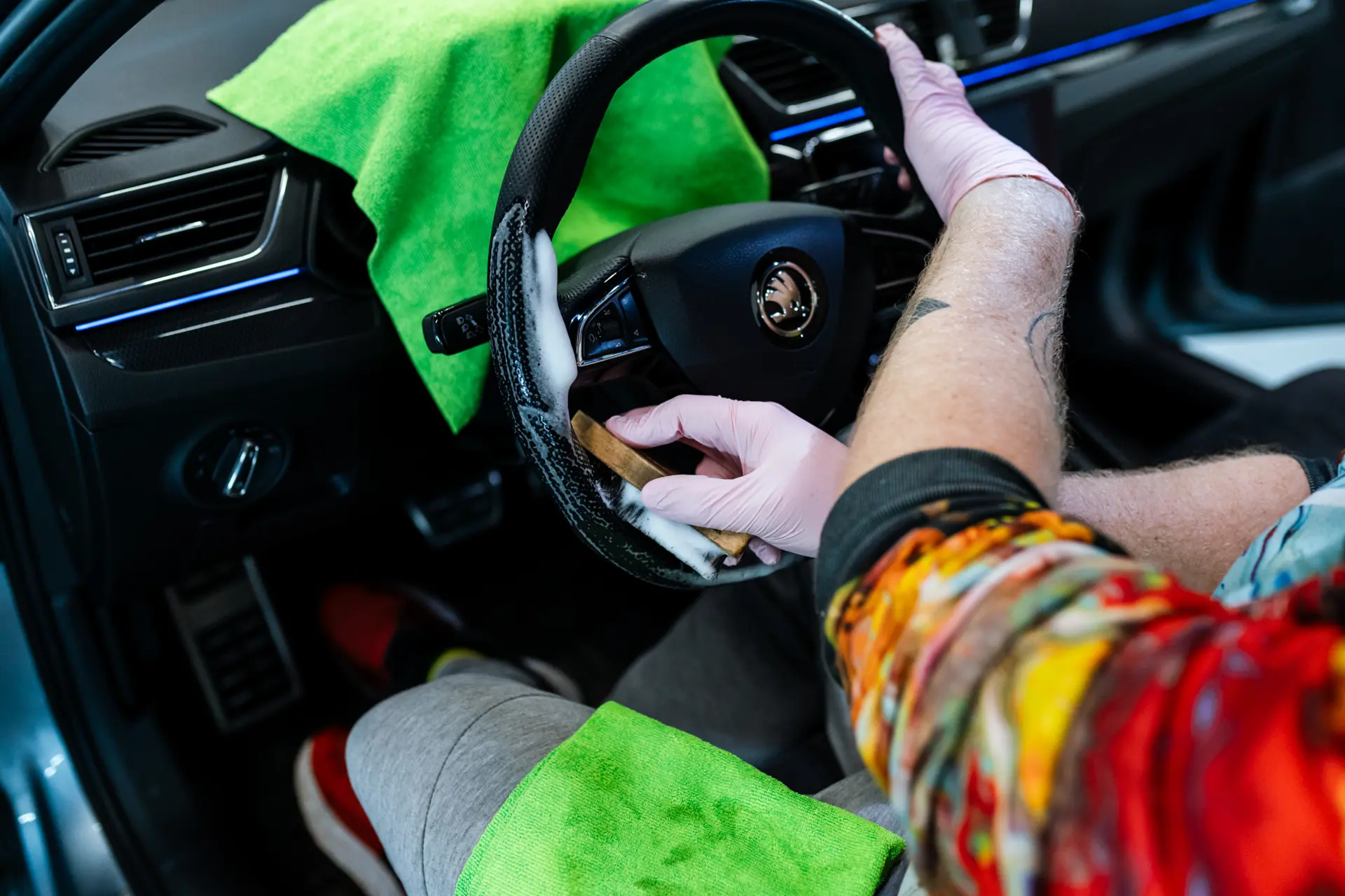 Ruční čištění interiéru pěnou a kartáčem