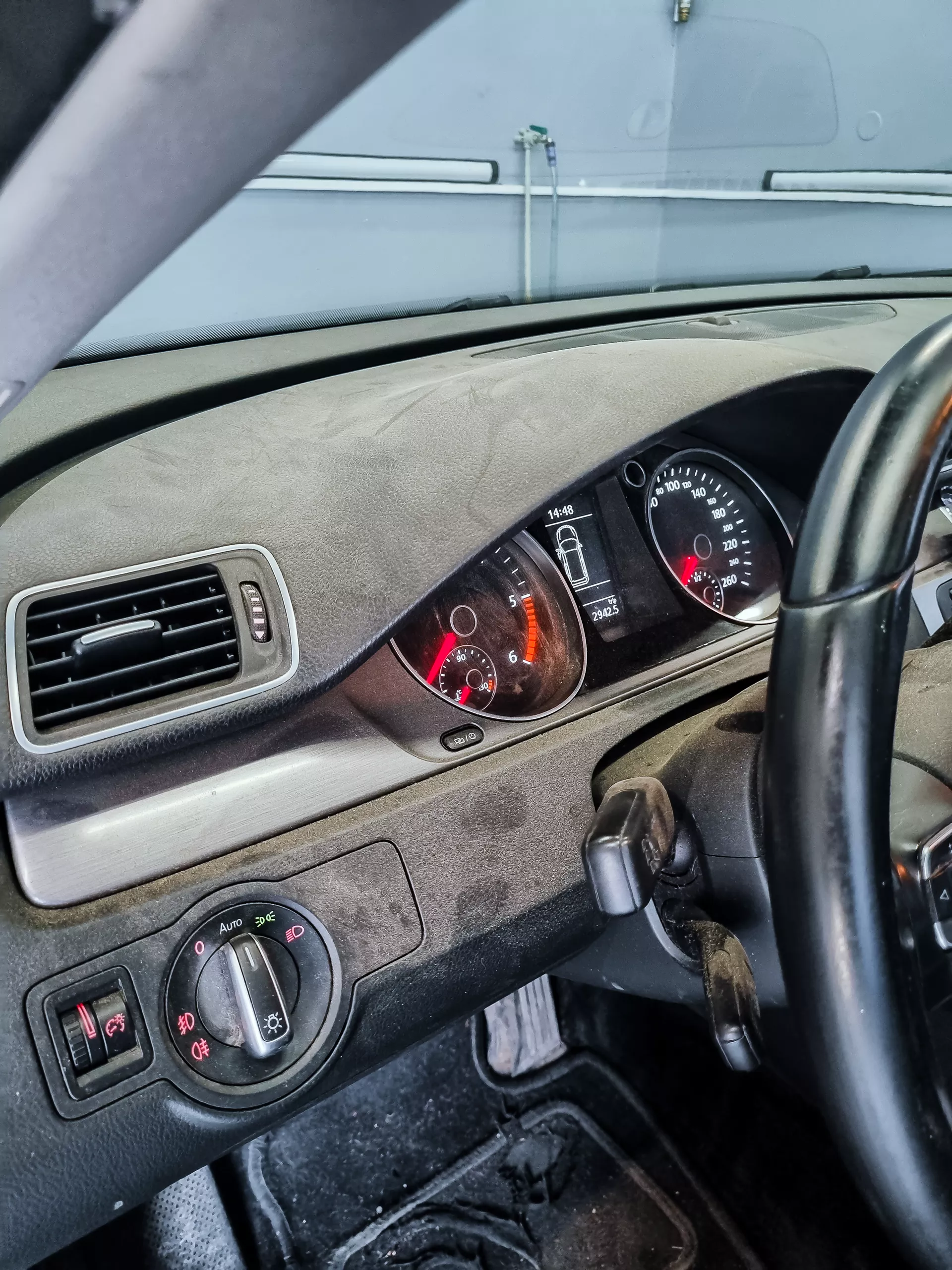 Auto v detailingovém studiu