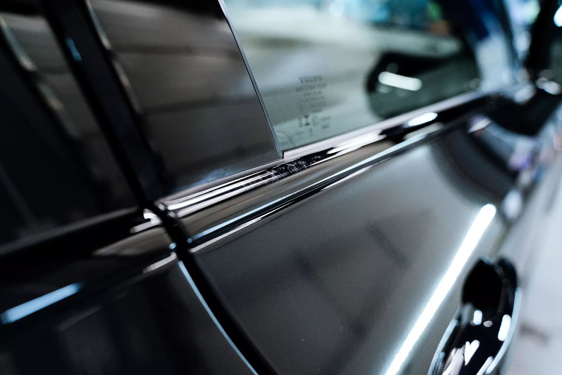 Detail poškození laku od dealera na novém autě